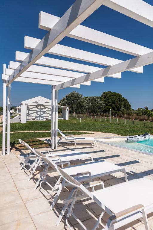 White Villas Douneika  外观 照片