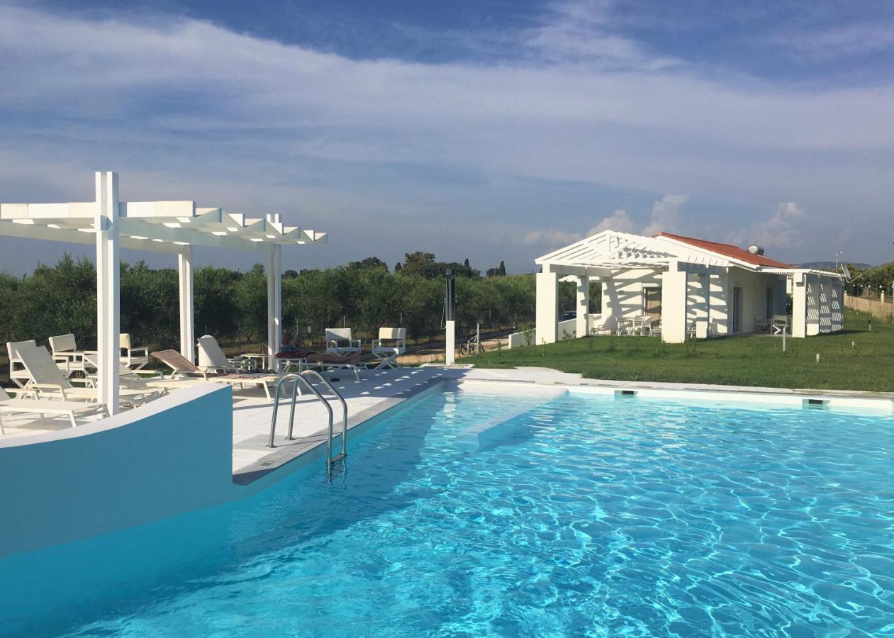 White Villas Douneika  外观 照片